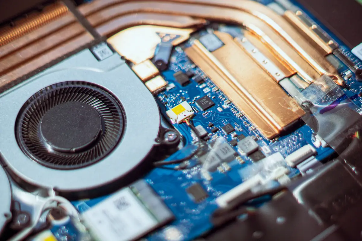 Detailaufnahme eines Computerlüfters und der Platine mit Kühlrippen.