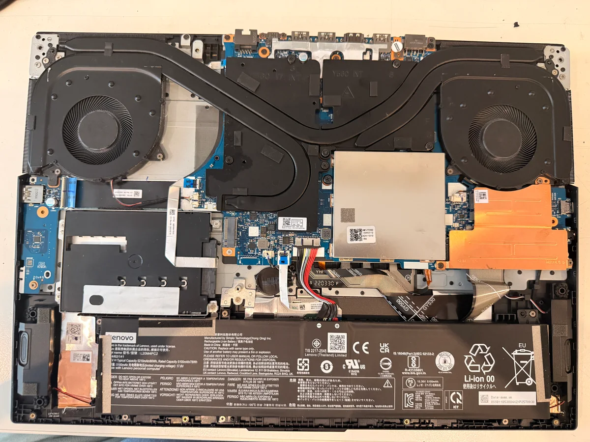 Geöffneter Lenovo Legion 5 nach der Reinigung von Lüftern und Kühlsystem