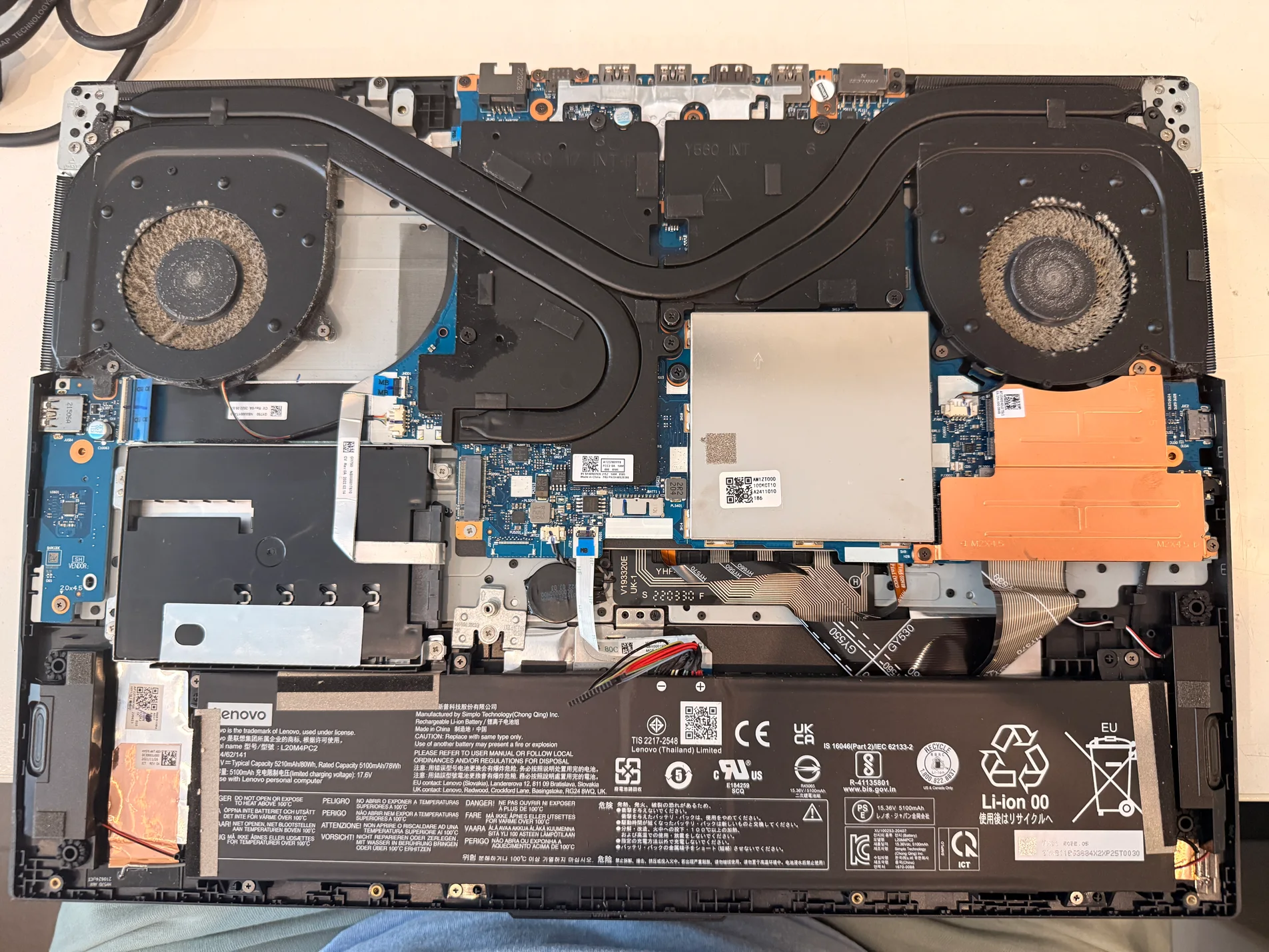 Geöffneter Lenovo Legion 5 vor der Reinigung mit sichtbarer Verschmutzung im Kühlsystem