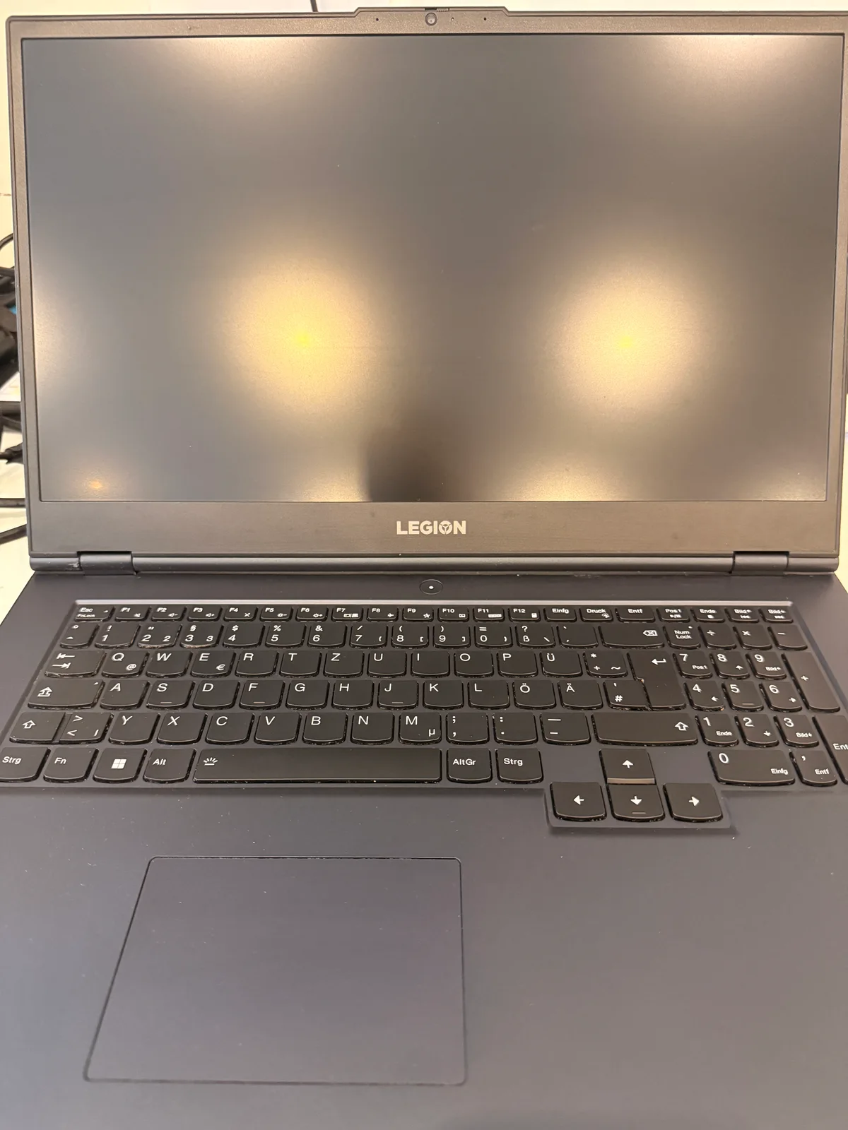 Lenovo Legion 5 mit Handauflage und Display nach der äußeren Reinigung