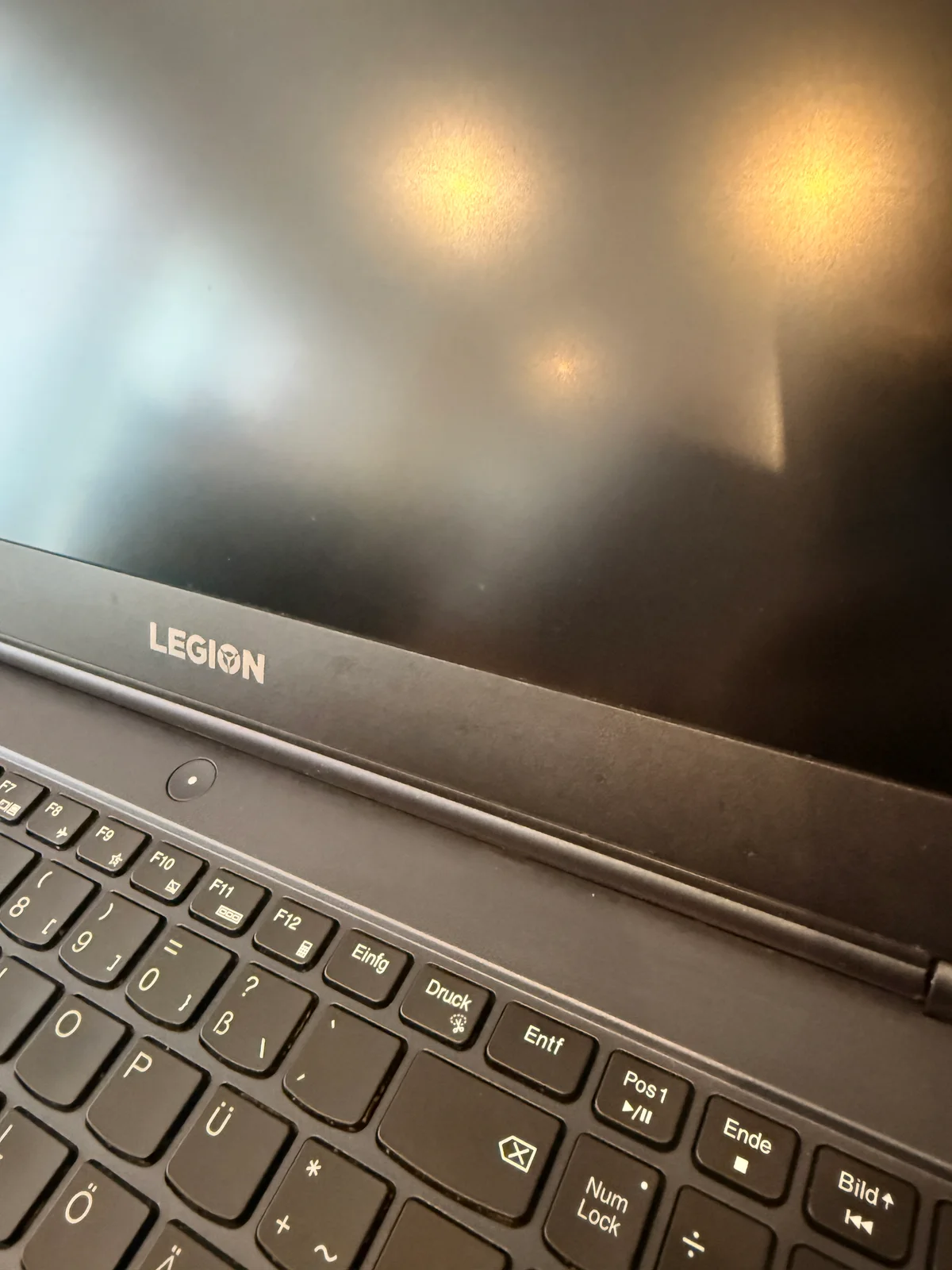 Nahaufnahme von Display und Handauflage des Lenovo Legion 5 nach der Reinigung