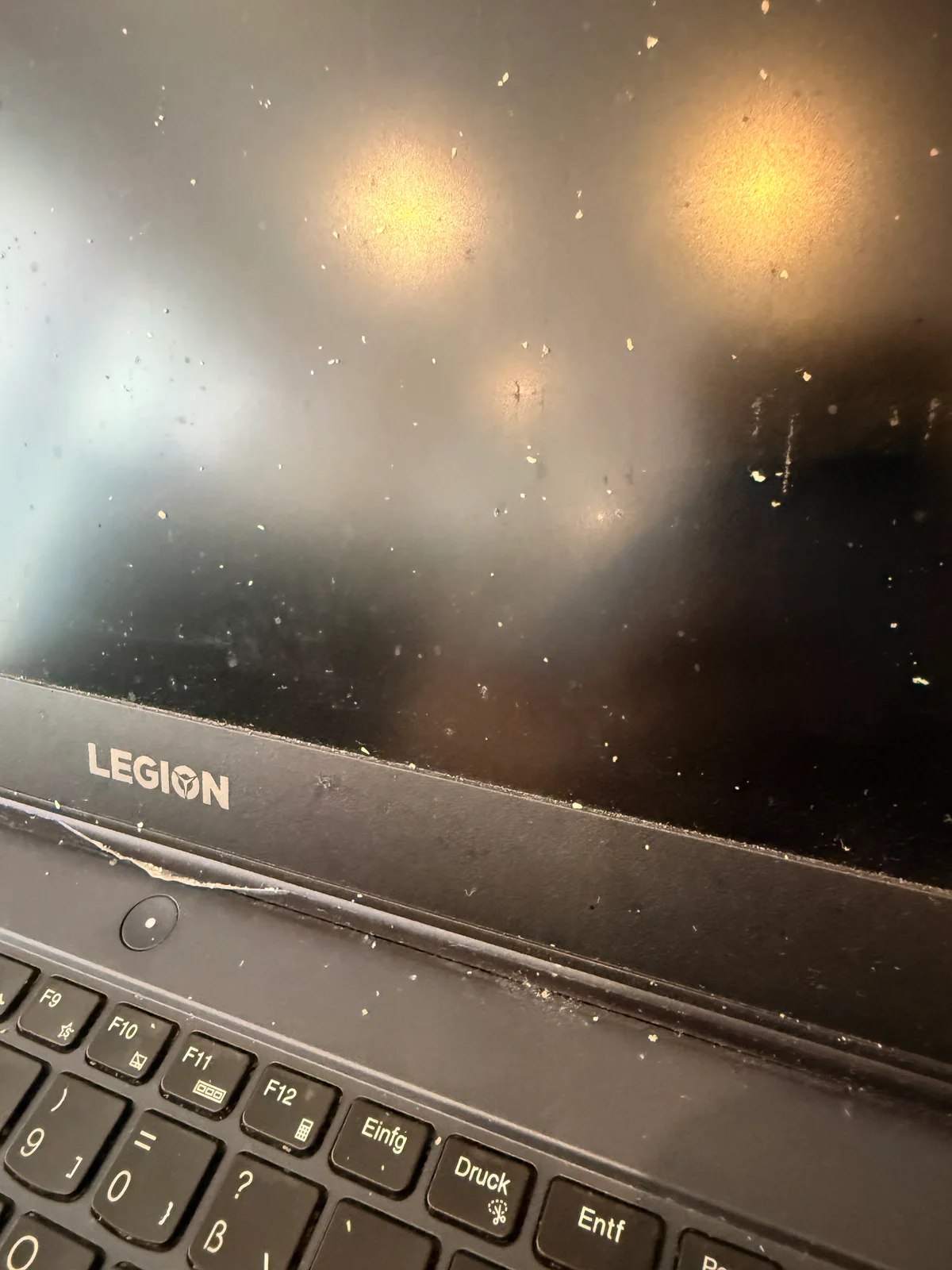 Nahaufnahme von Display und Handauflage des Lenovo Legion 5 vor der Reinigung