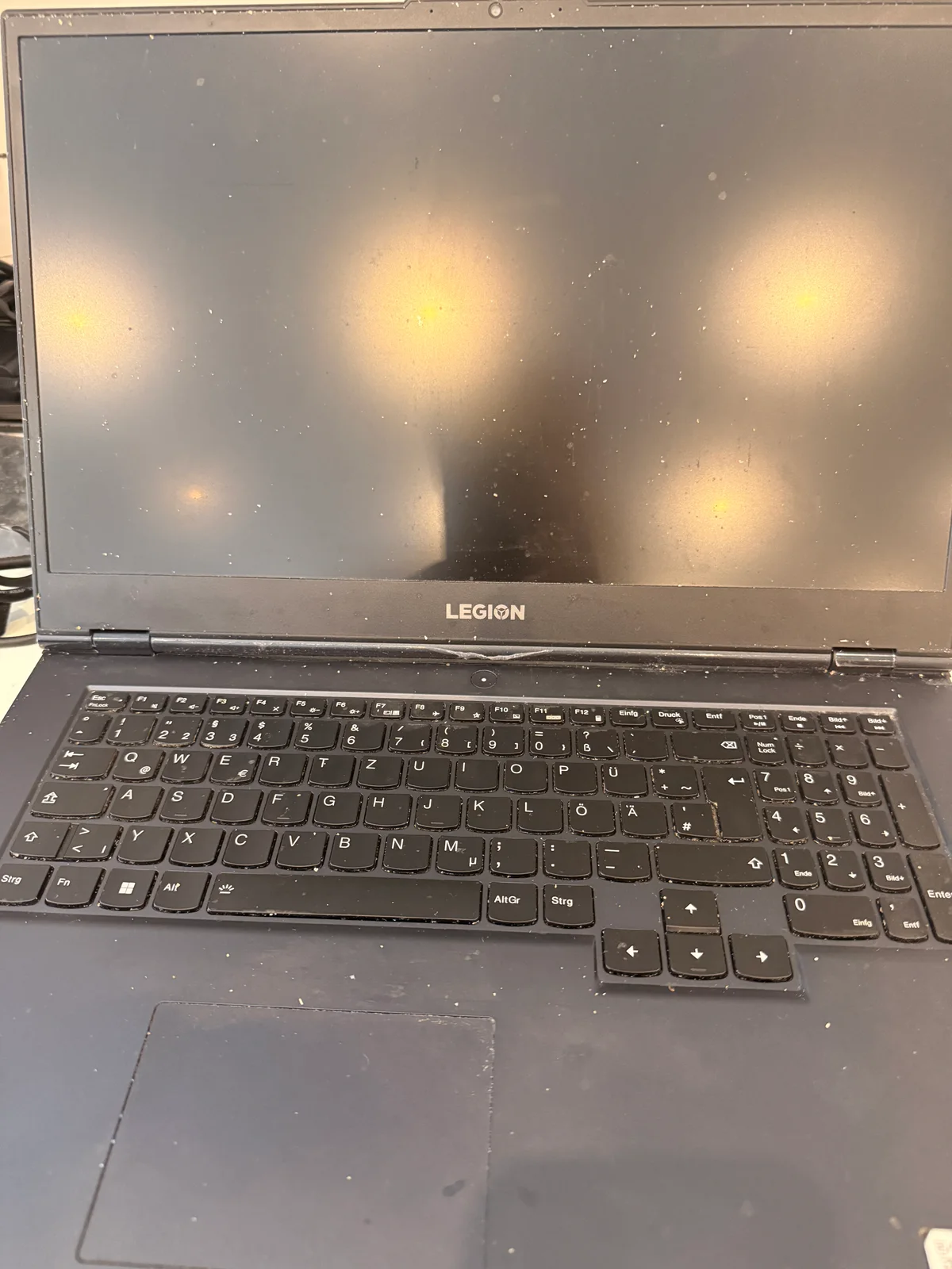 Lenovo Legion 5 mit Handauflage und Display vor der äußeren Reinigung