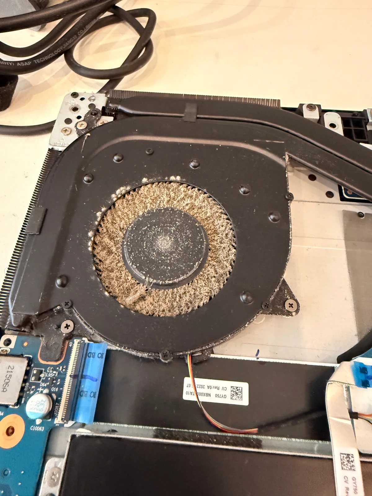 Linker Lüfter des Lenovo Legion 5 mit deutlicher Staubablagerung vor der Reinigung