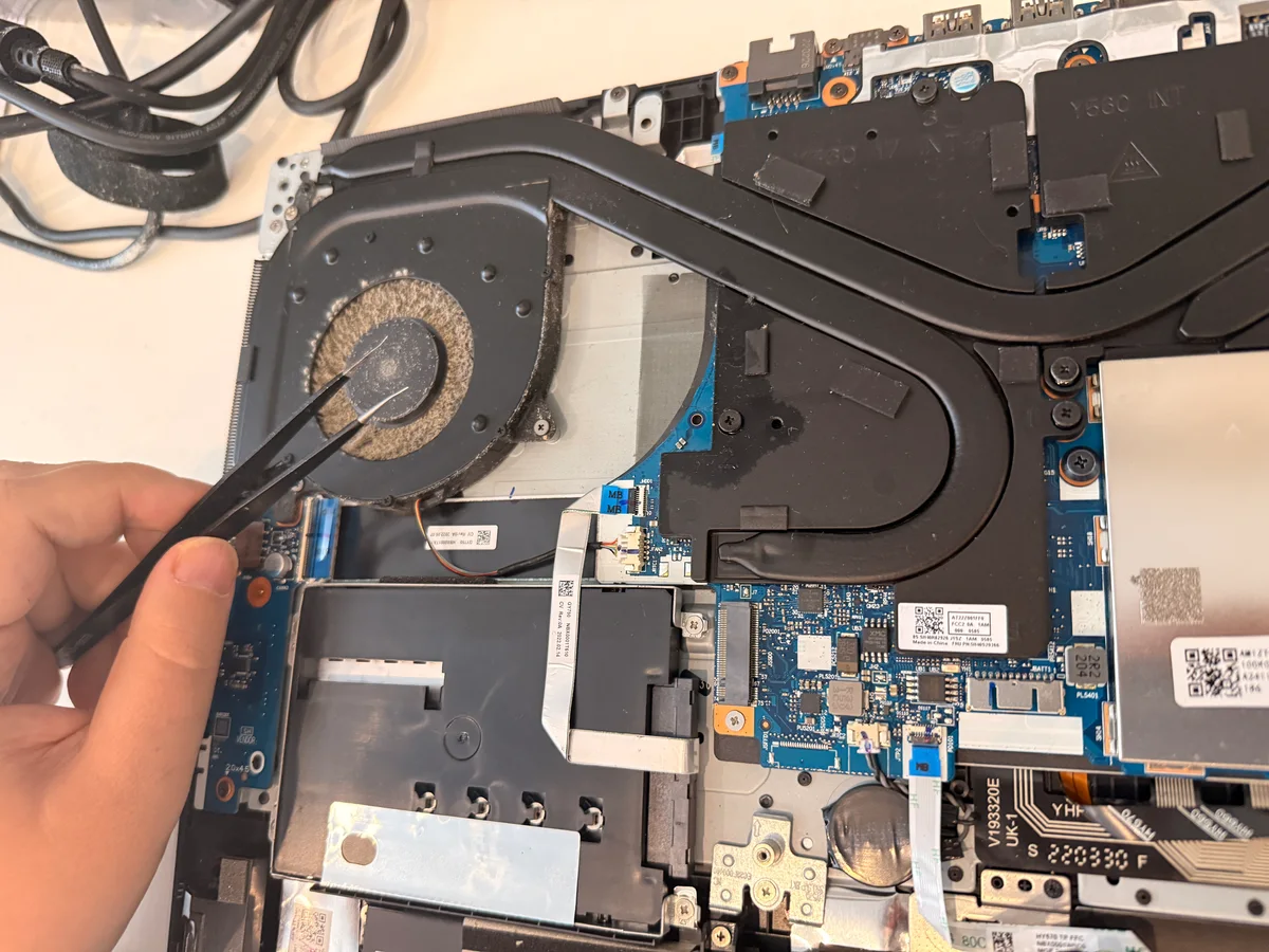 Detailaufnahme des stark verstaubten Lüfters und der Kühllamellen im Lenovo Legion 5