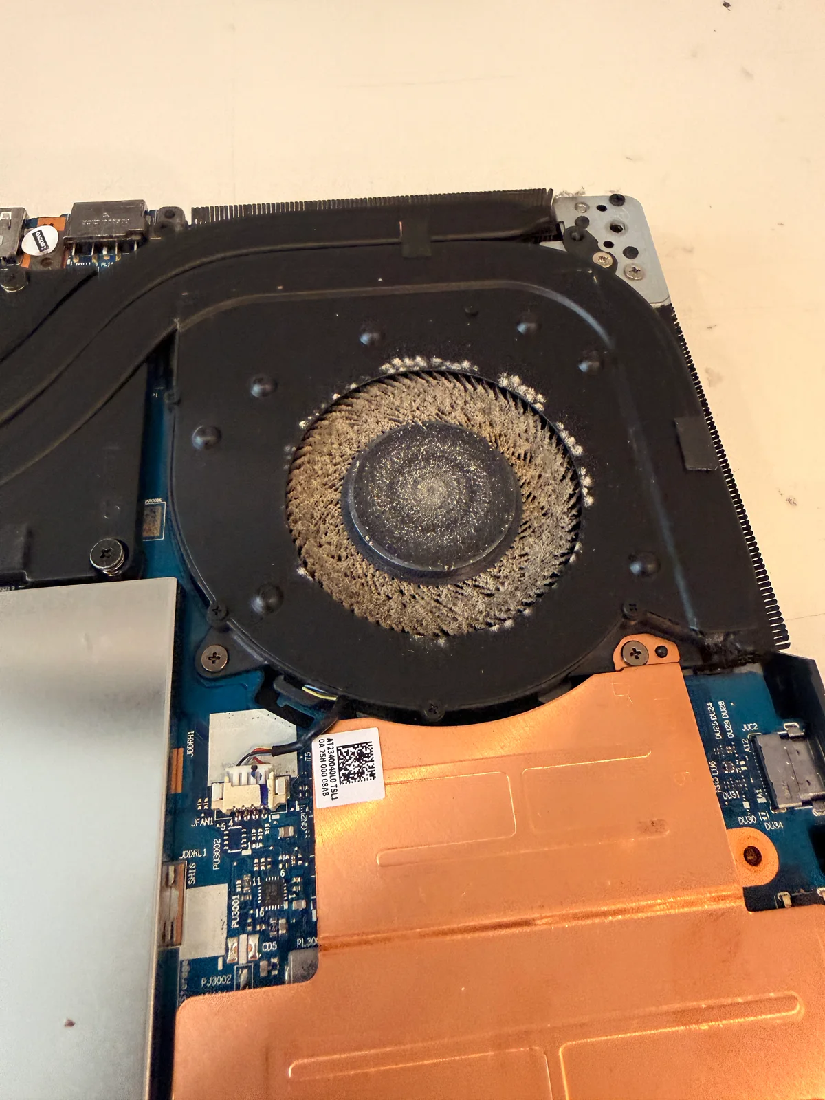 Rechter Lüfter des Lenovo Legion 5 mit sichtbarer Verschmutzung vor der Reinigung
