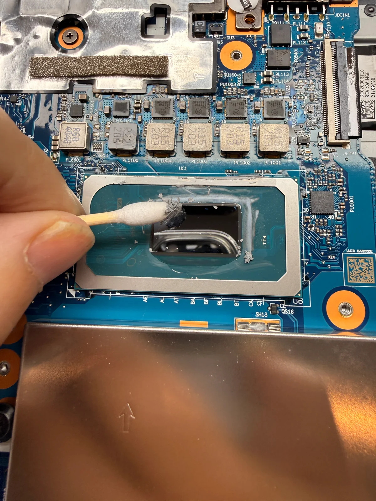 Intel Core i5-11400H nach dem Entfernen der alten Wärmeleitpaste