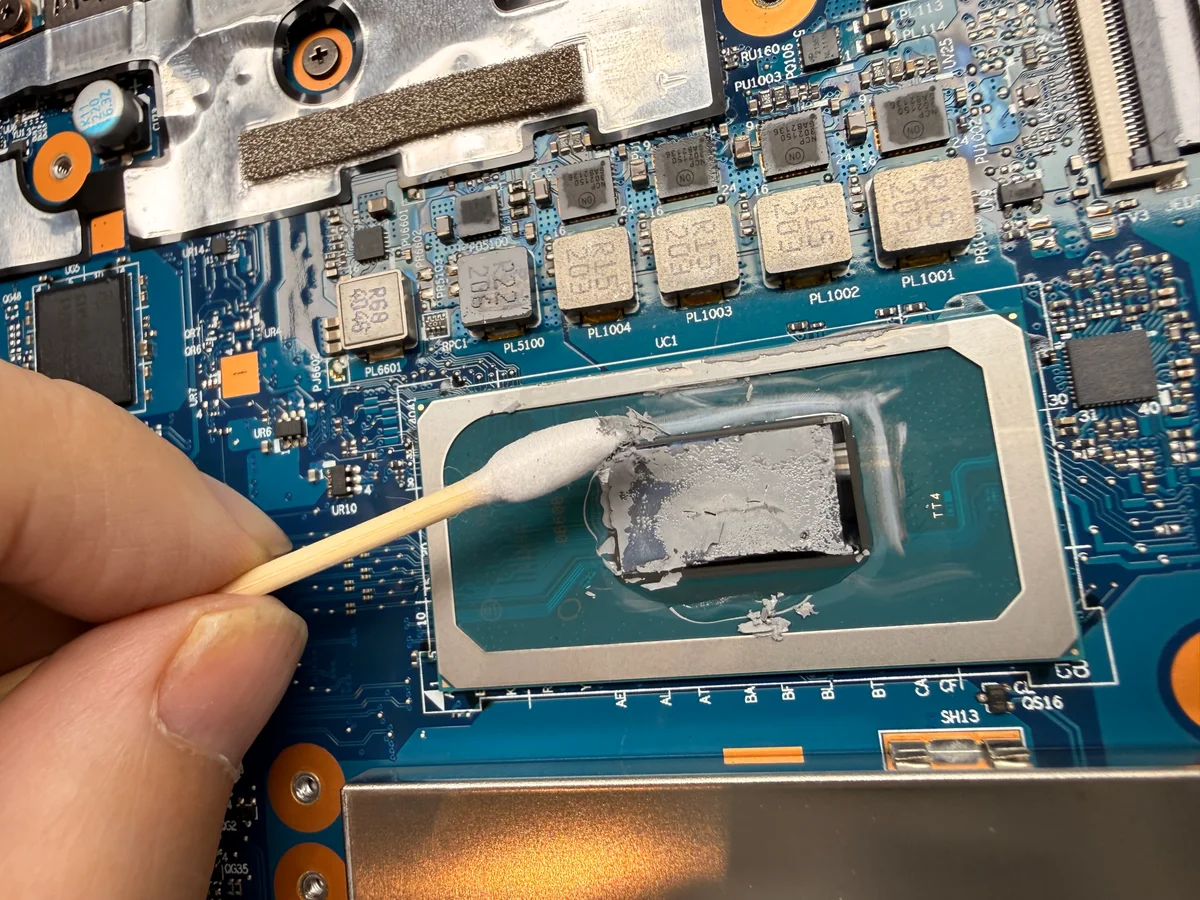 Intel Core i5-11400H im Lenovo Legion 5 mit alter Wärmeleitpaste vor der Reinigung