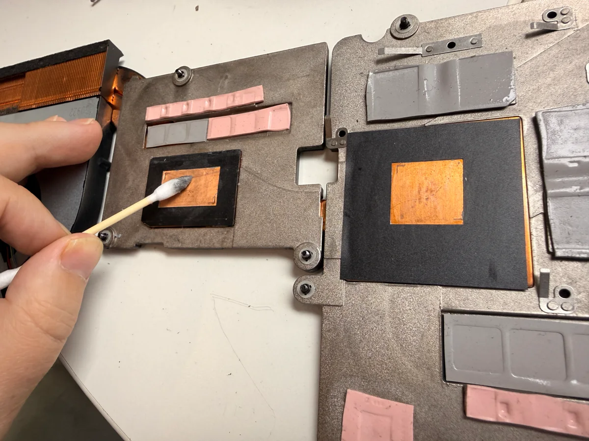 Gereinigter Kühlkörper des Lenovo Legion 5 nach dem Entfernen der alten Wärmeleitpaste