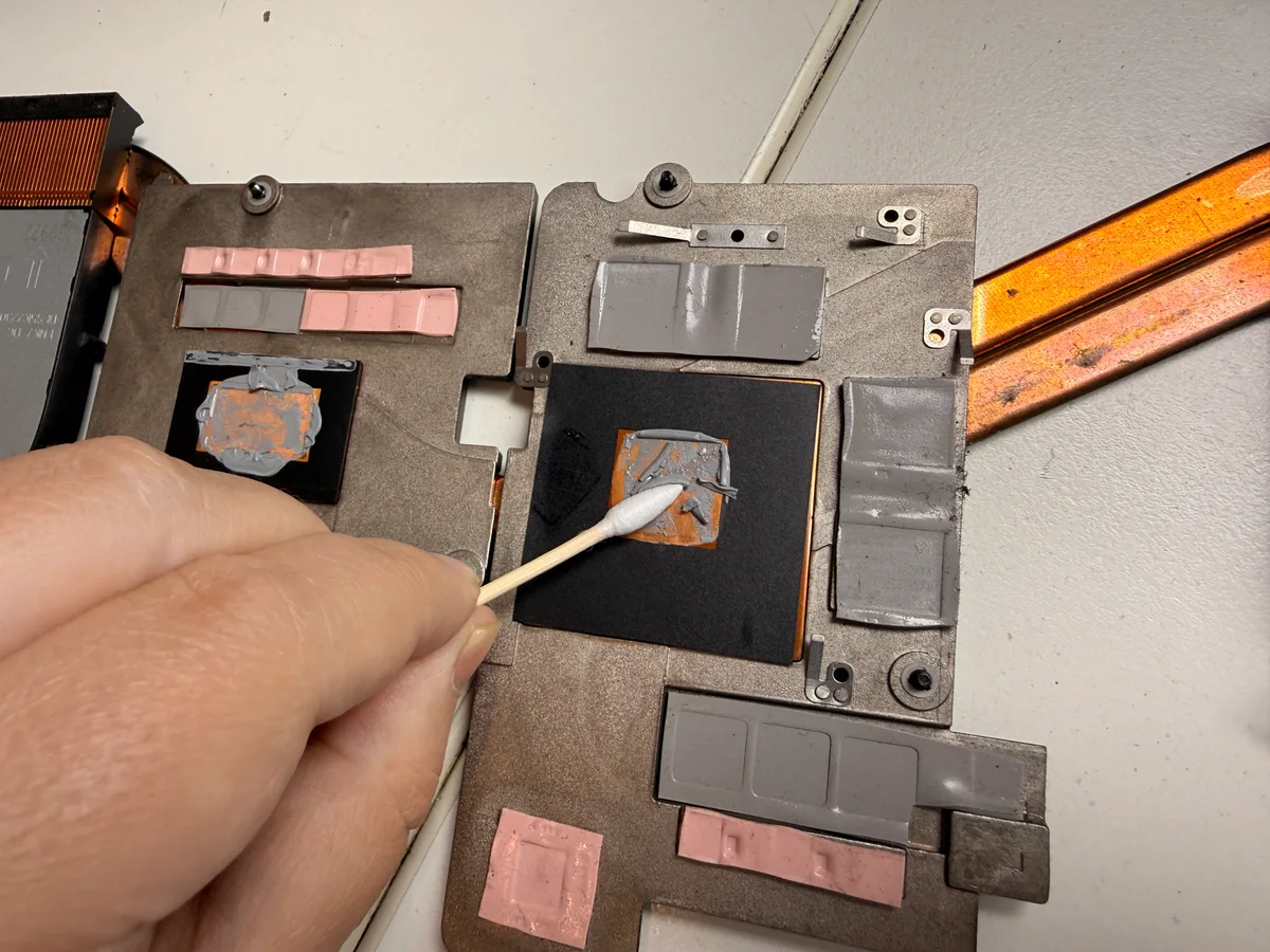 Kühlkörper des Lenovo Legion 5 mit alter Wärmeleitpaste vor der Reinigung