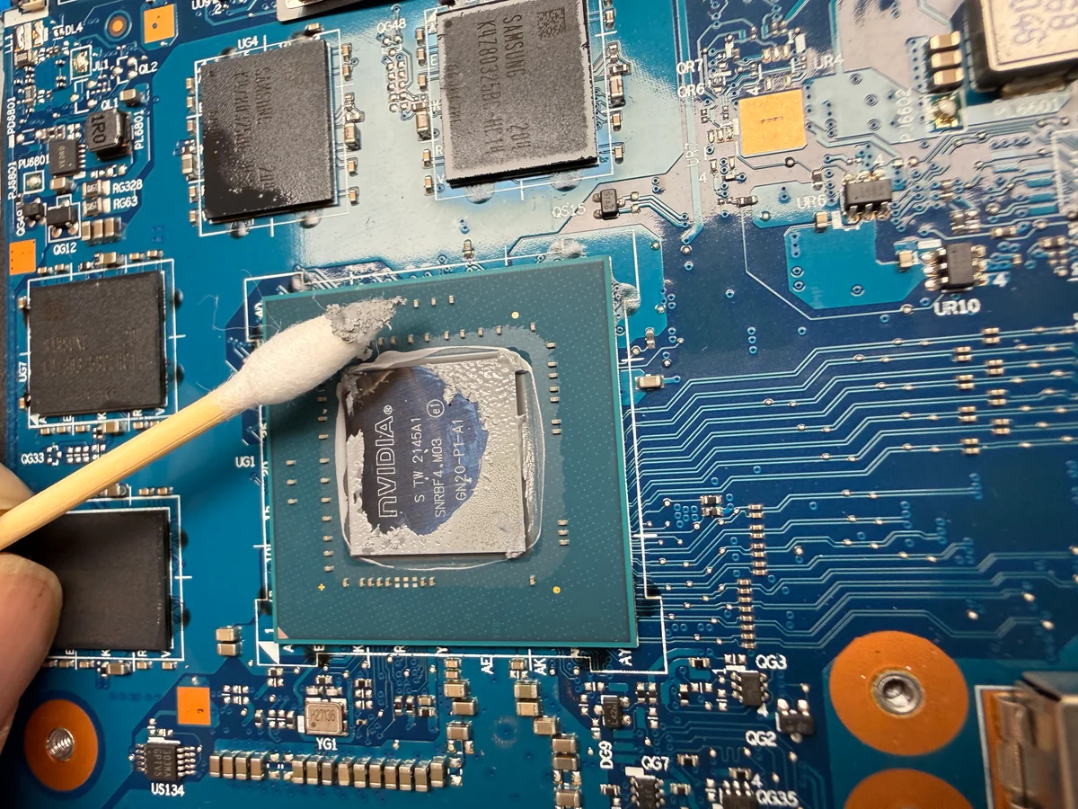 NVIDIA GeForce RTX 3050 im Lenovo Legion 5 mit sichtbarer Wärmeleitpaste