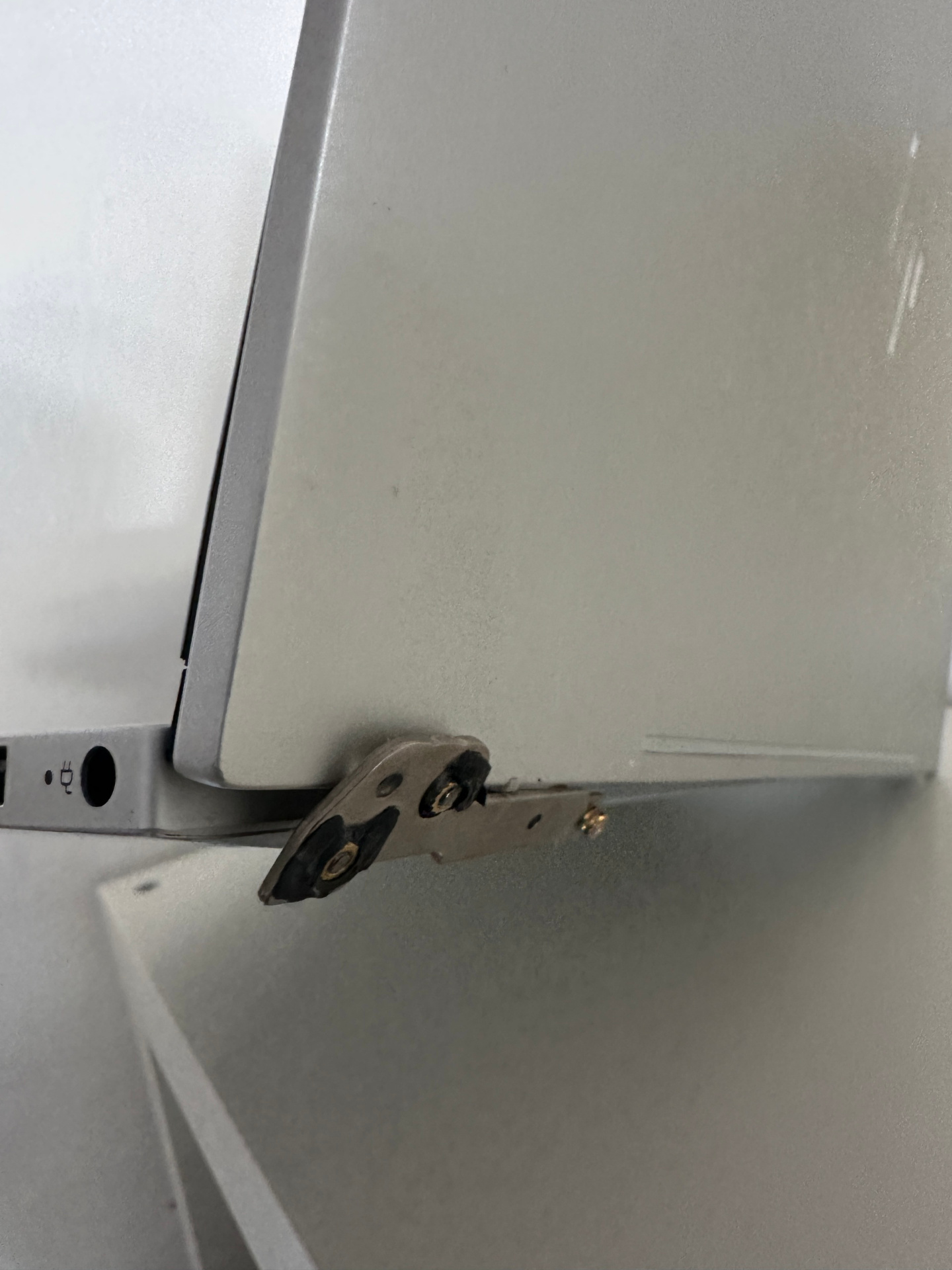 Ausgebrochenes Laptop-Scharnier — HP EliteBook in der Werkstatt München
